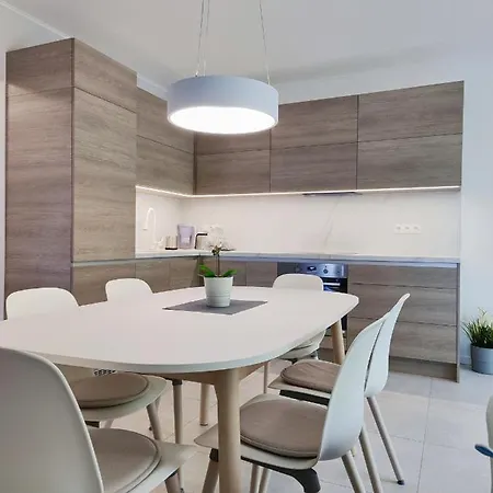 Daire Lakeside Family &