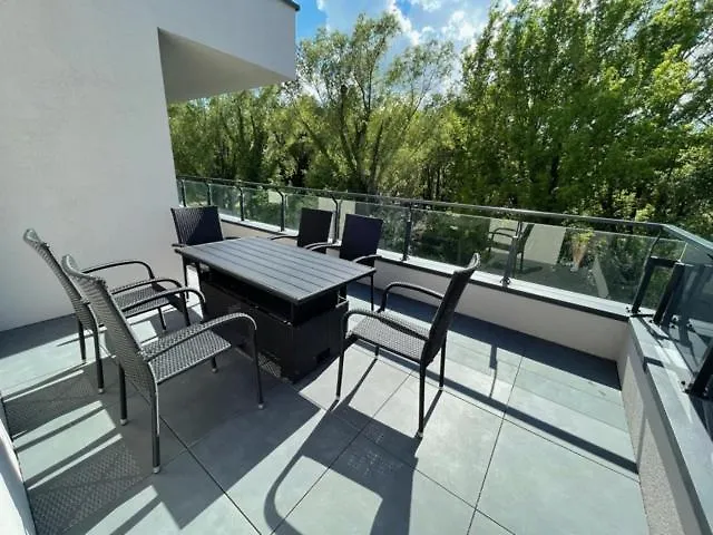 Lakeside Family & Apartmán *